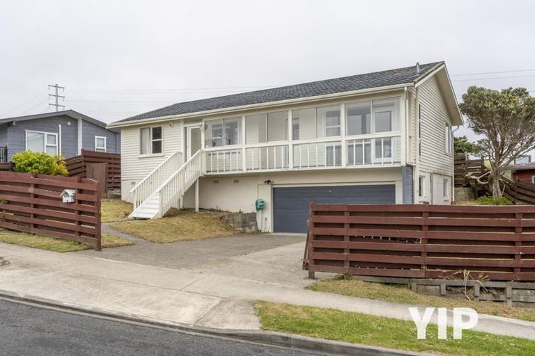 Photo of property in 10 Edgecombe Street, Newlands, Wellington, 6037