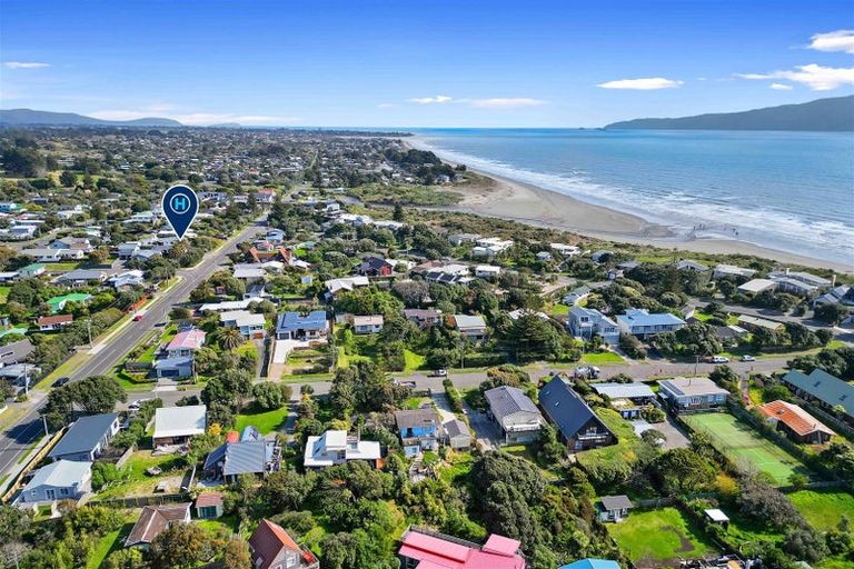 Photo of property in 6 William Street, Waikanae Beach, Waikanae, 5036