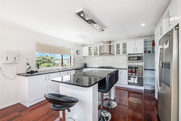 Photo of property in 76 San Valentino Drive, Henderson, Auckland, 0612