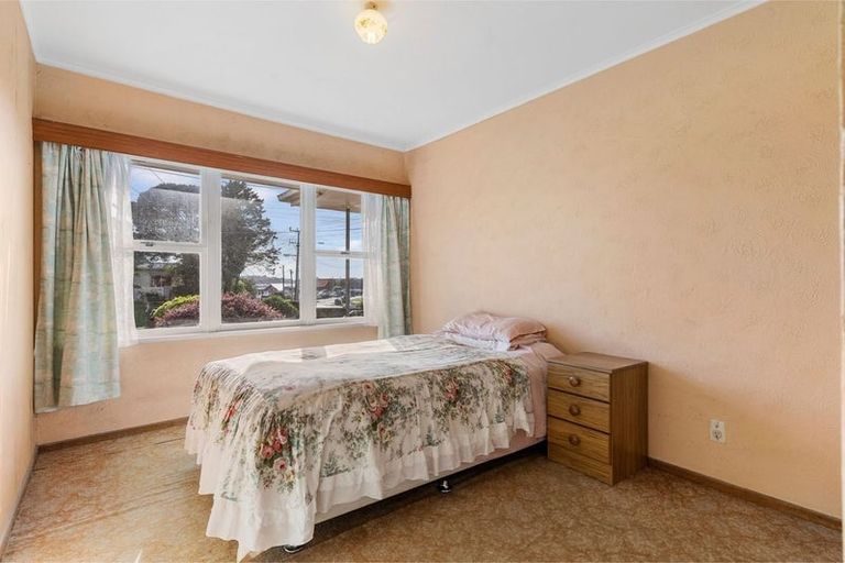 Photo of property in 201 Chivalry Road, Glenfield, Auckland, 0629
