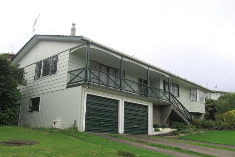 Photo of property in 4 Zande Terrace, Tawa, Wellington, 5028