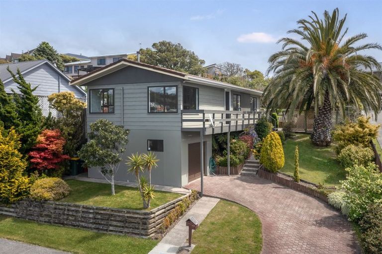 Photo of property in 10 Albatross Close, Whitby, Porirua, 5024