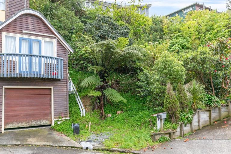 Photo of property in 6 Sandhurst Way, Crofton Downs, Wellington, 6035