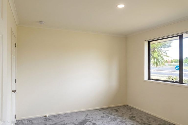 Photo of property in 12 Chadlington Avenue, Henderson, Auckland, 0612