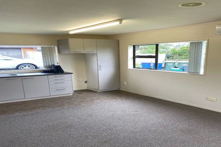 Photo of property in 4 Heversham Place, Glendene, Auckland, 0602