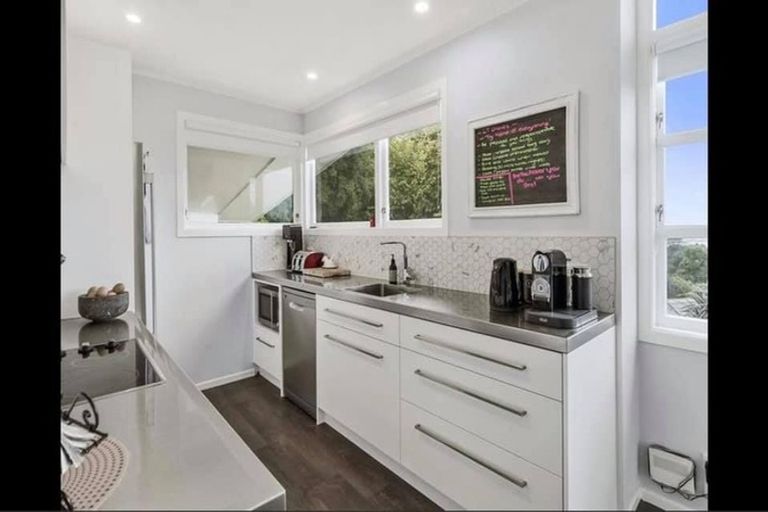 Photo of property in 25 Waikite Road, Welcome Bay, Tauranga, 3112