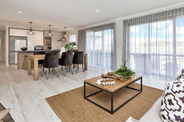 Photo of property in 32 Waitemata Drive, One Tree Point, 0118