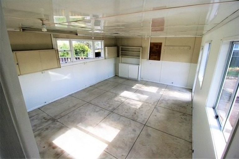 Photo of property in 12 Covil Avenue, Te Atatu South, Auckland, 0610