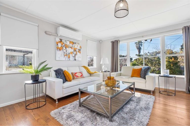 Photo of property in 5 Toatoa Place, Mangere Bridge, Auckland, 2022