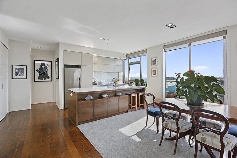 Photo of property in 22 Liardet Apartments, 402/22 Liardet Street, New Plymouth, 4310