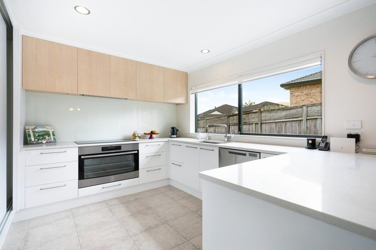 Photo of property in 20 Rising Parade, Fairview Heights, Auckland, 0632