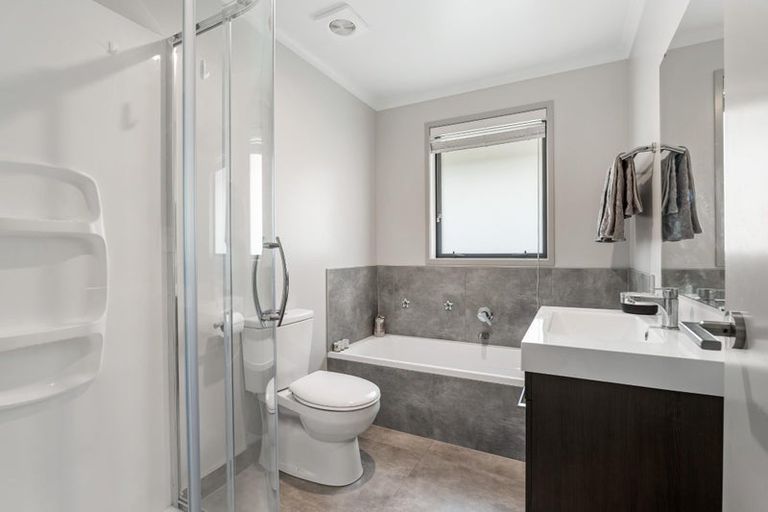 Photo of property in 8 Grenache Way, Kumeu, 0810