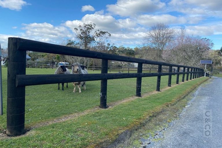 Photo of property in 206 Waitakere Road, Waitakere, Henderson, 0782