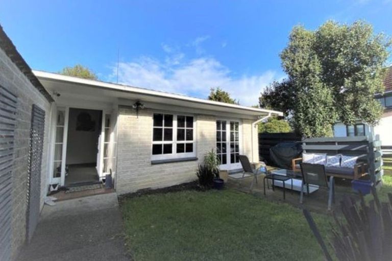 Photo of property in 3/220 East Coast Road, Forrest Hill, Auckland, 0620