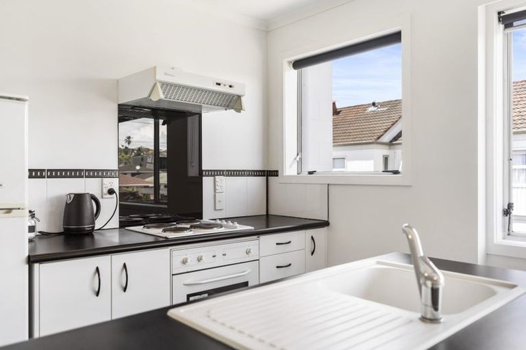 Photo of property in 2/25 Inverness Road, Browns Bay, Auckland, 0630