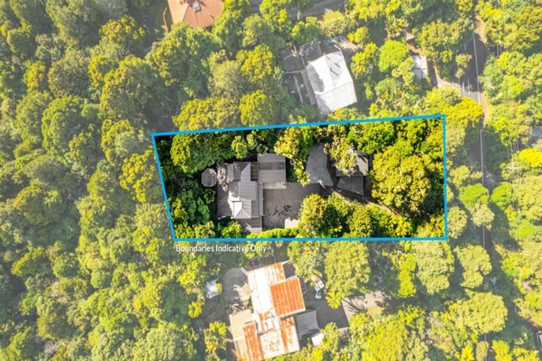 Photo of property in 560 Scenic Drive, Waiatarua, Auckland, 0612