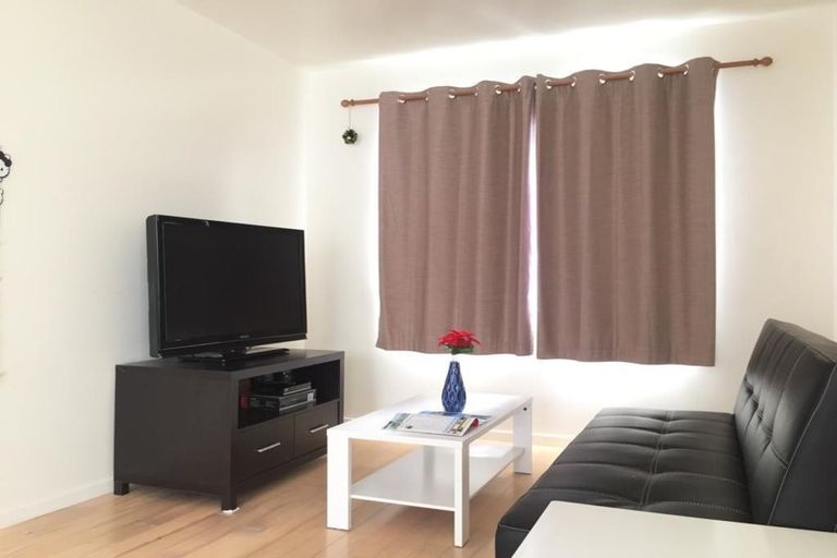 Photo of property in 2/5 Kilham Avenue, Northcote, Auckland, 0627