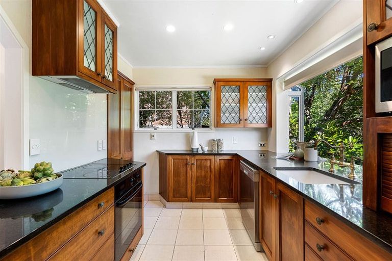 Photo of property in 2 Fitzpatrick Place, Chatswood, Auckland, 0626