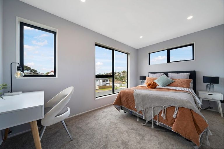 Photo of property in 1 Tacitus Place, Totara Vale, Auckland, 0629