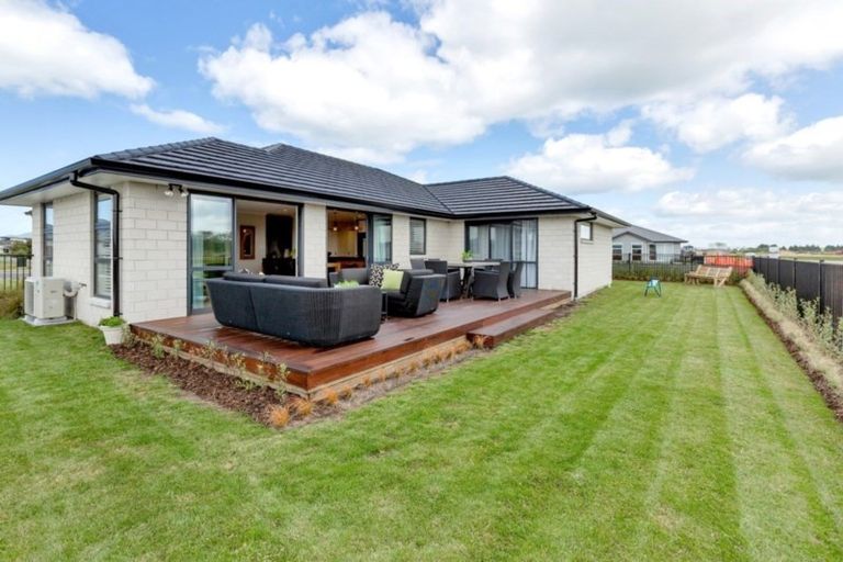 Photo of property in 32 Waitemata Drive, One Tree Point, 0118
