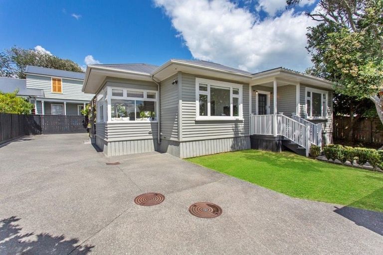 Photo of property in 36 Matapouri Road, Mangere Bridge, Auckland, 2022