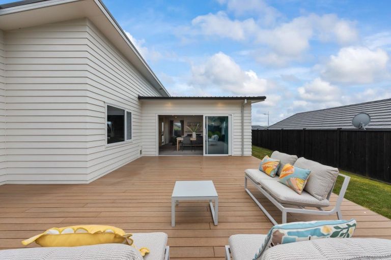 Photo of property in 10 Weatherdeck Close, Whitby, Porirua, 5024
