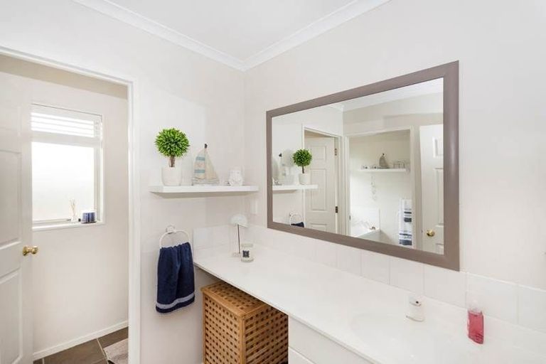 Photo of property in 8 Parkhaven Drive, Rosehill, Papakura, 2113