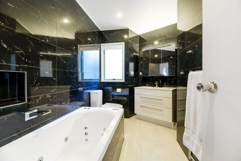 Photo of property in 1/7 Kaihu Street, Northcote, Auckland, 0627