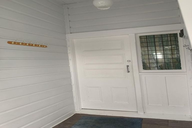 Photo of property in 136 Northland Road, Northland, Wellington, 6012