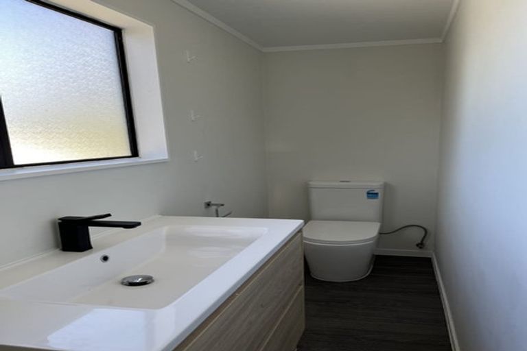 Photo of property in 2/523 Glenfield Road, Glenfield, Auckland, 0629