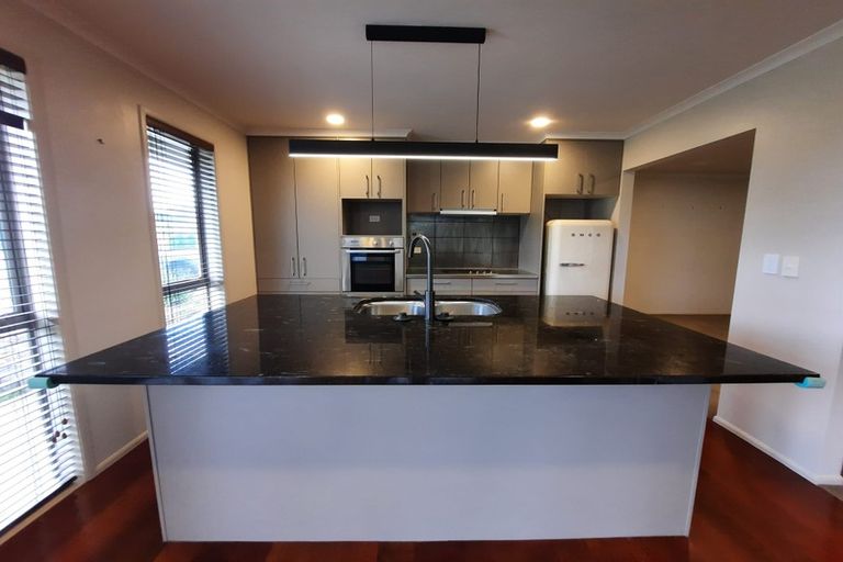 Photo of property in 10 Newbury Place, Schnapper Rock, Auckland, 0632