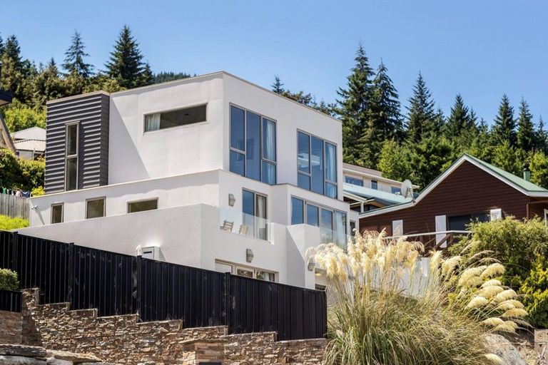 Photo of property in 72 Wynyard Crescent, Fernhill, Queenstown, 9300