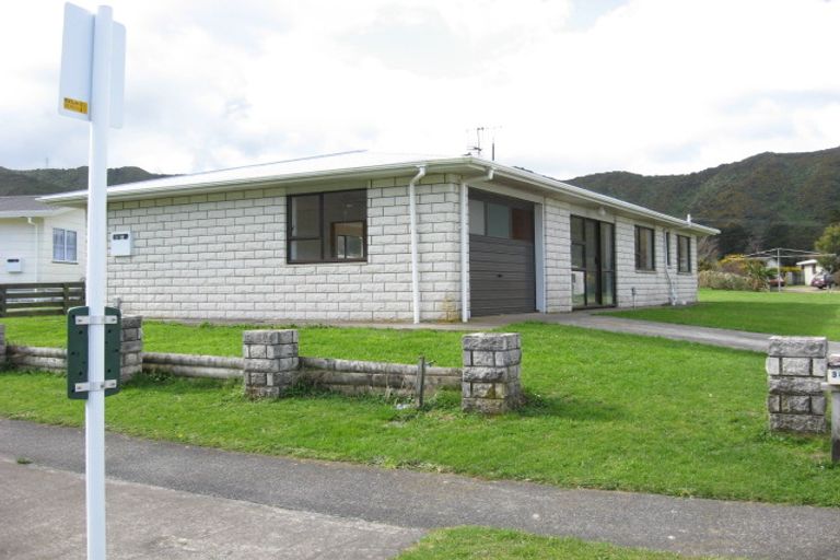 Photo of property in 346 Wellington Road, Wainuiomata, Lower Hutt, 5014