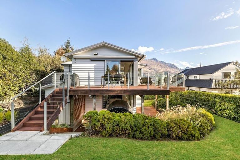 Photo of property in 23 Cedar Drive, Kelvin Heights, Queenstown, 9300