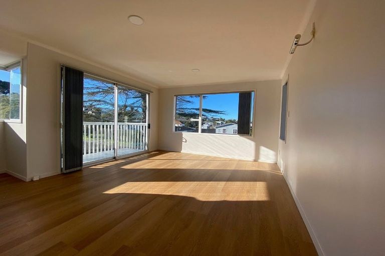 Photo of property in 92 Ravenwood Drive, Forrest Hill, Auckland, 0620
