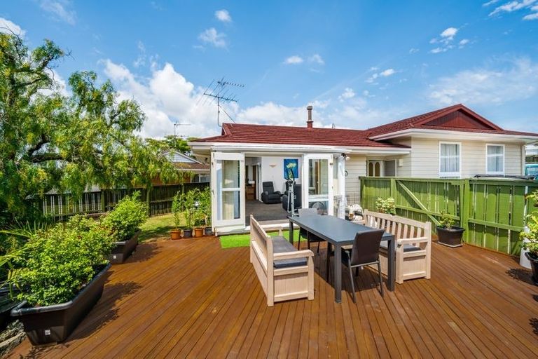 Photo of property in 41 Cascades Road, Pakuranga Heights, Auckland, 2010