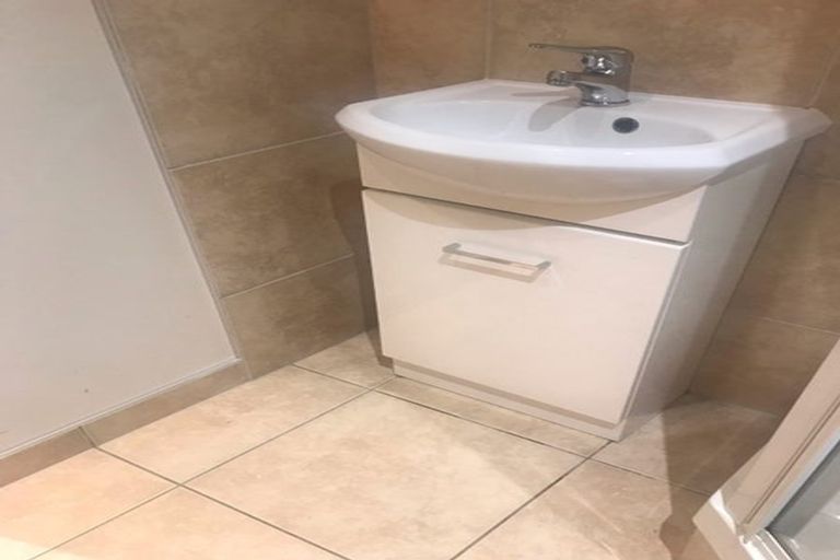 Photo of property in 2/22 School Road, Te Atatu South, Auckland, 0610