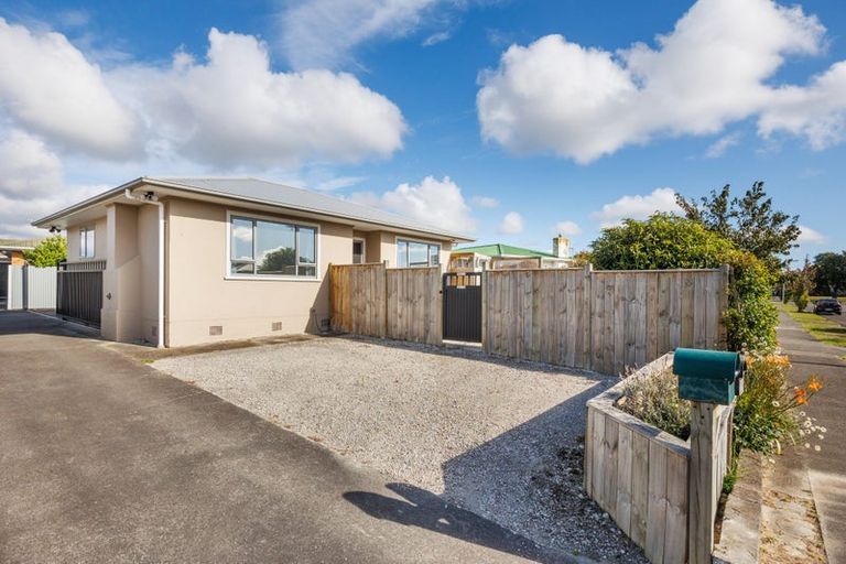 Photo of property in 12 Somerset Crescent, Highbury, Palmerston North, 4412