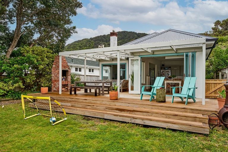 Photo of property in 30 Pukatea Street, Eastbourne, Lower Hutt, 5013