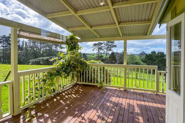 Photo of property in 2442 South Head Road, South Head, Helensville, 0874