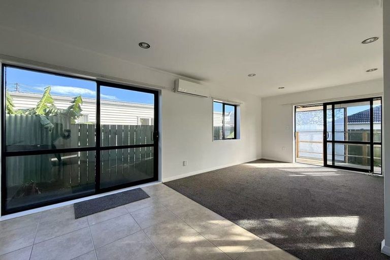 Photo of property in 6 Durham Street, Te Atatu Peninsula, Auckland, 0610