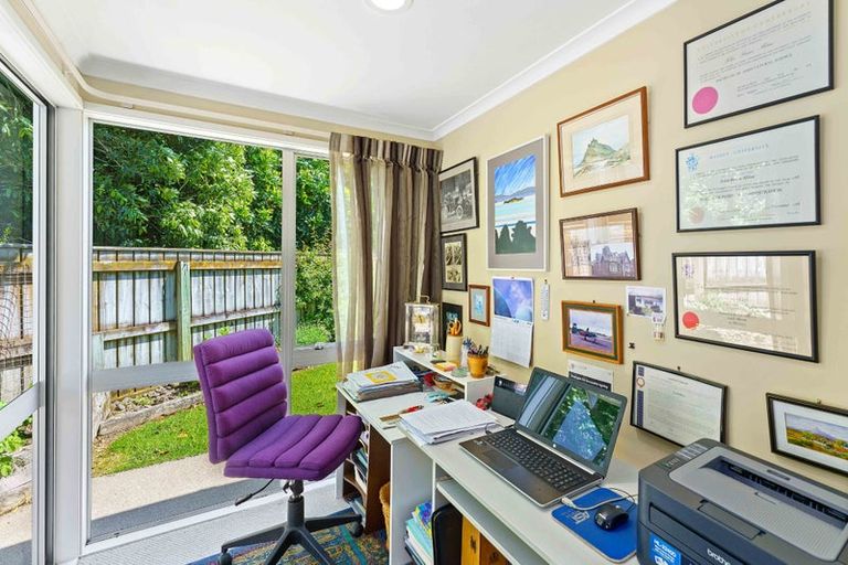 Photo of property in 16 Iti Grove, Waikanae, 5036