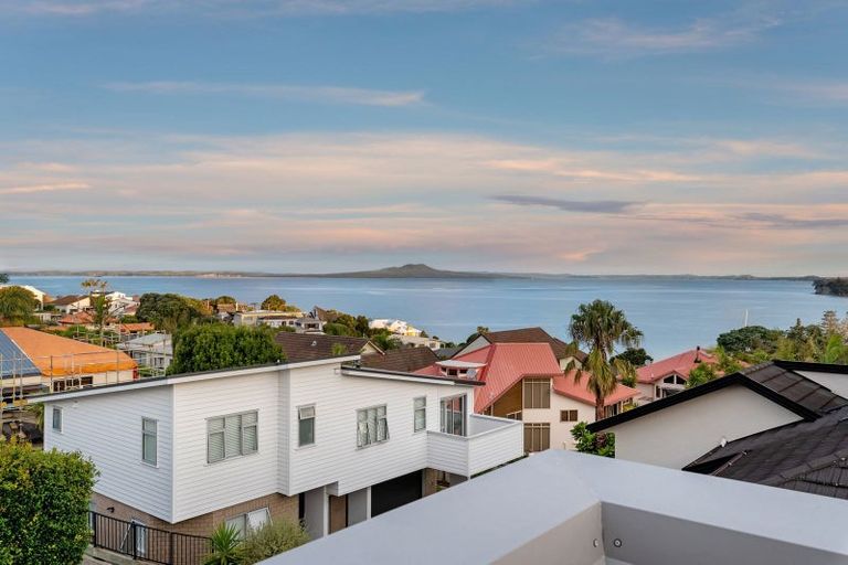 Photo of property in 2/11 Ridge Road, Waiake, Auckland, 0630