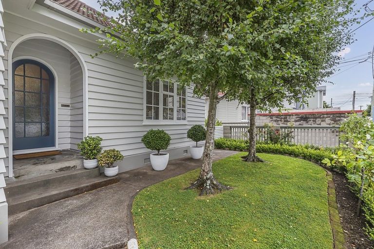 Photo of property in 100 Brougham Street, Mount Victoria, Wellington, 6011