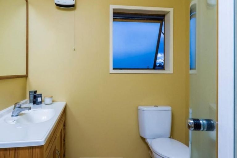 Photo of property in 3 Beulah Avenue, Rothesay Bay, Auckland, 0630