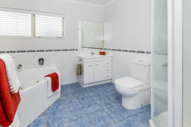 Photo of property in 2 Canonbie Place, East Tamaki Heights, Auckland, 2016