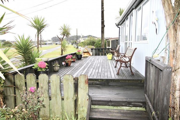 Photo of property in 23 Nash Parade, Foxton Beach, Foxton, 4815