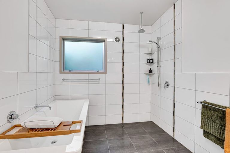 Photo of property in 12 Leatham Avenue, Strandon, New Plymouth, 4312