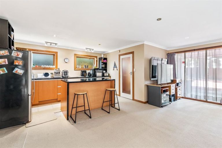 Photo of property in 60 Royal View Road, Te Atatu South, Auckland, 0610