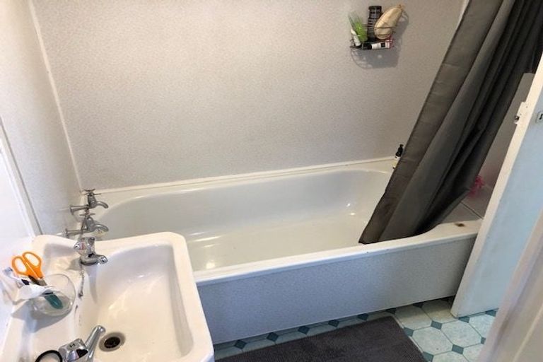 Photo of property in 51 Onewa Road, Northcote, Auckland, 0627